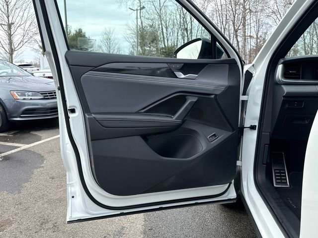 Certified 2025 Volkswagen Tiguan SE R-Line image 11