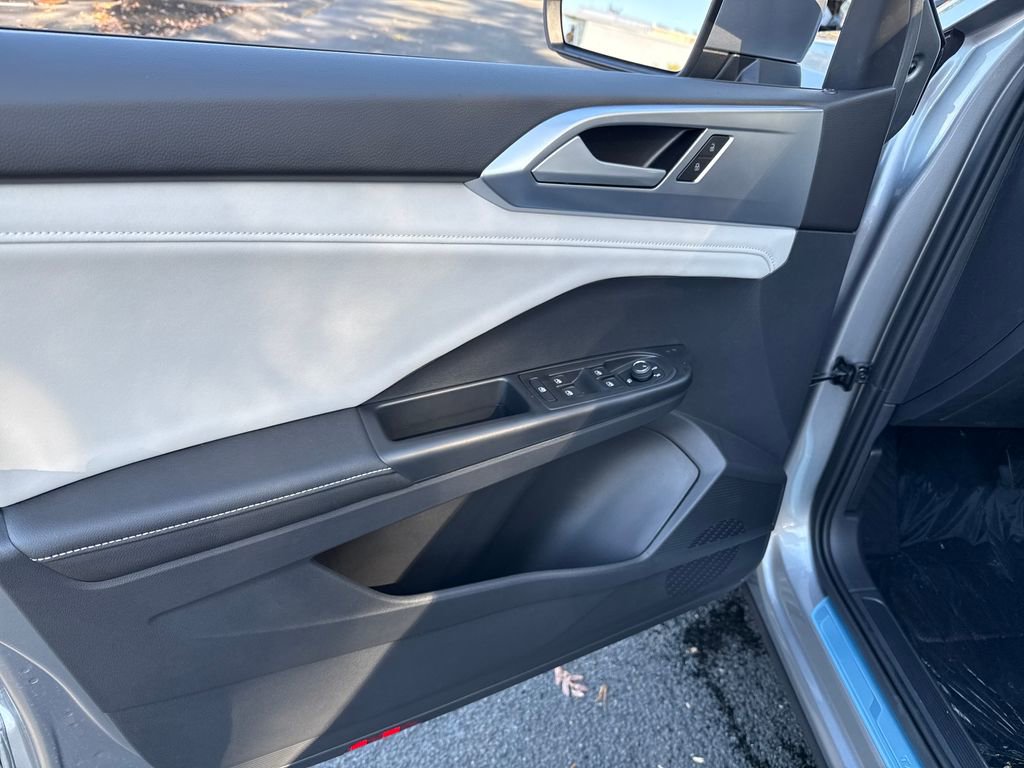 New 2025 Volkswagen Taos SE image 5