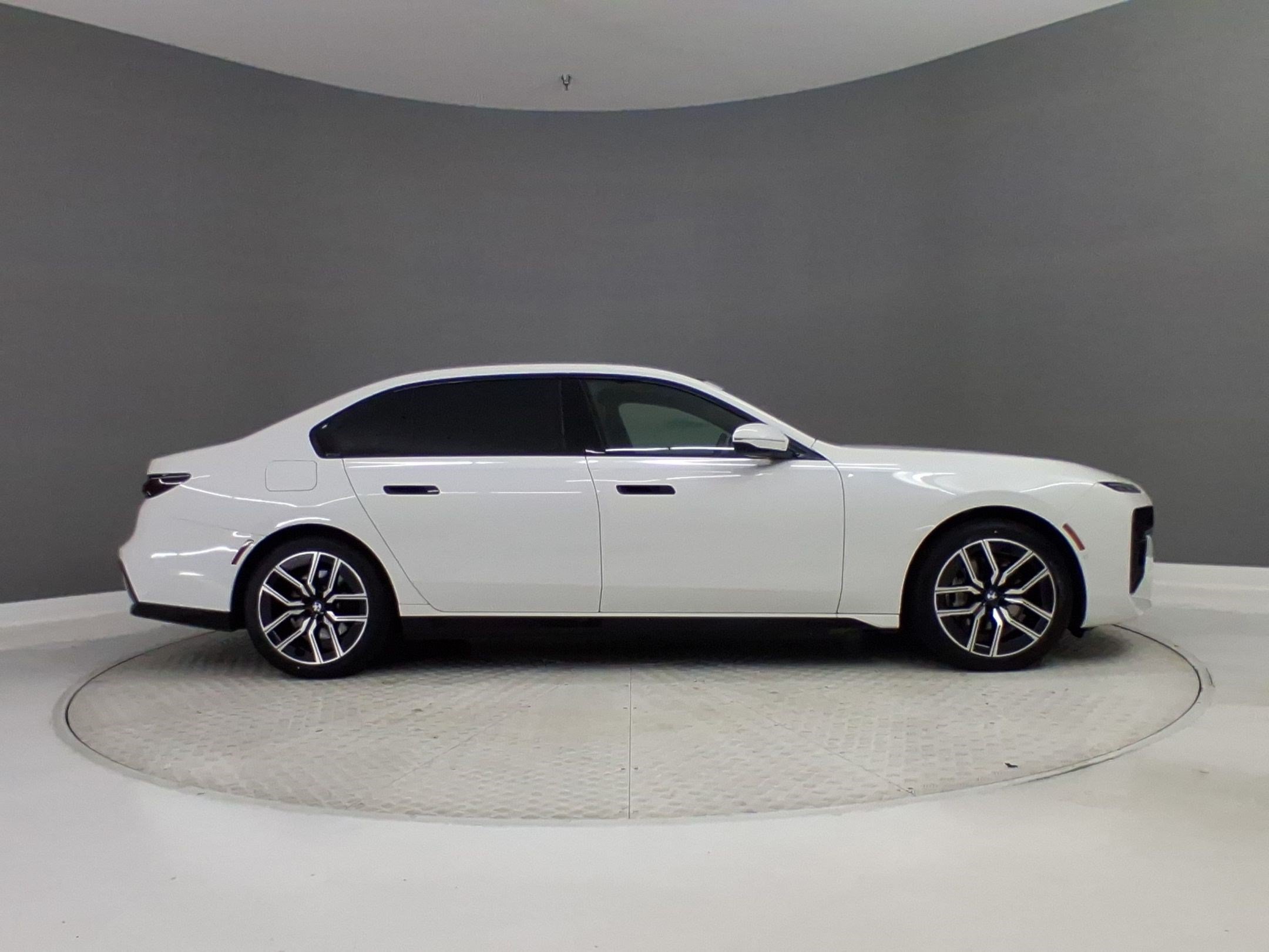 Used 2023 BMW 740i RWD image 8