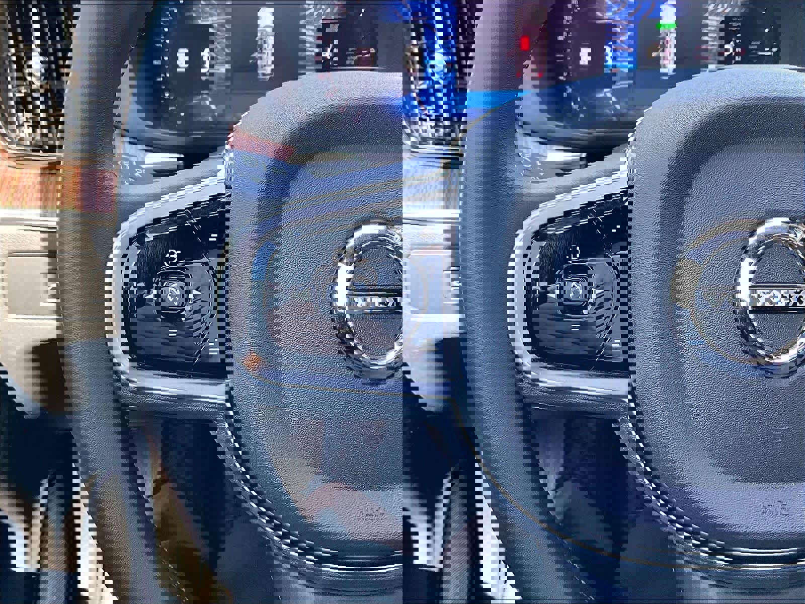 Used 2025 Volvo XC60 T8 Plus w/ Protection Package Premier image 18