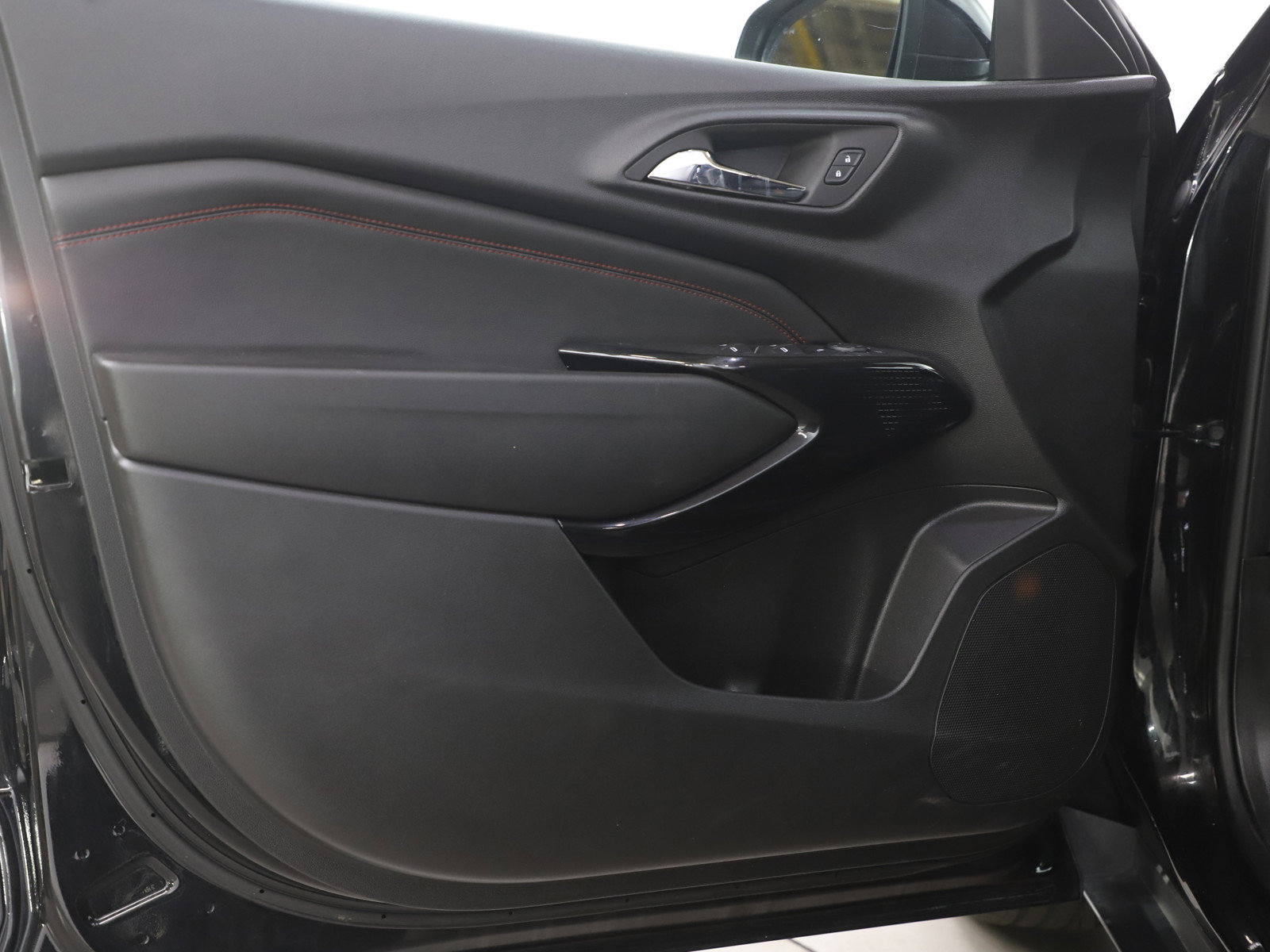 Used 2024 Chevrolet Trax RS FWD image 19