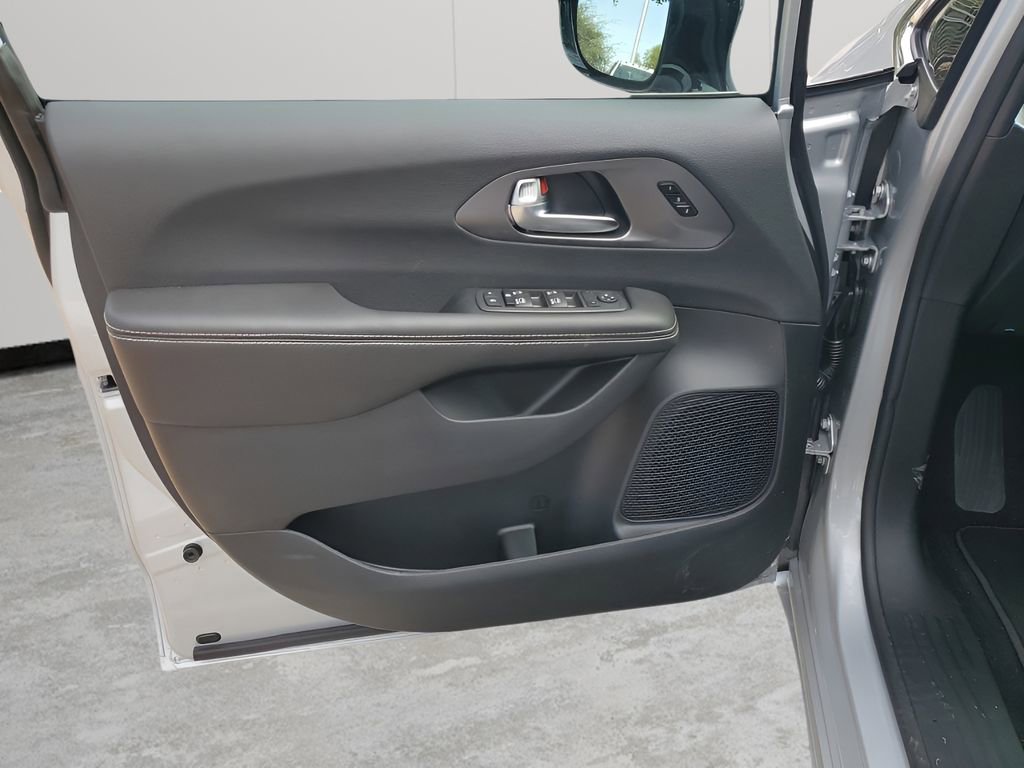 New 2026 Chrysler Pacifica Select FWD image 25