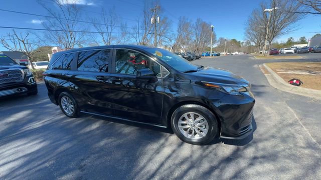 Used 2025 Toyota Sienna LE image 3
