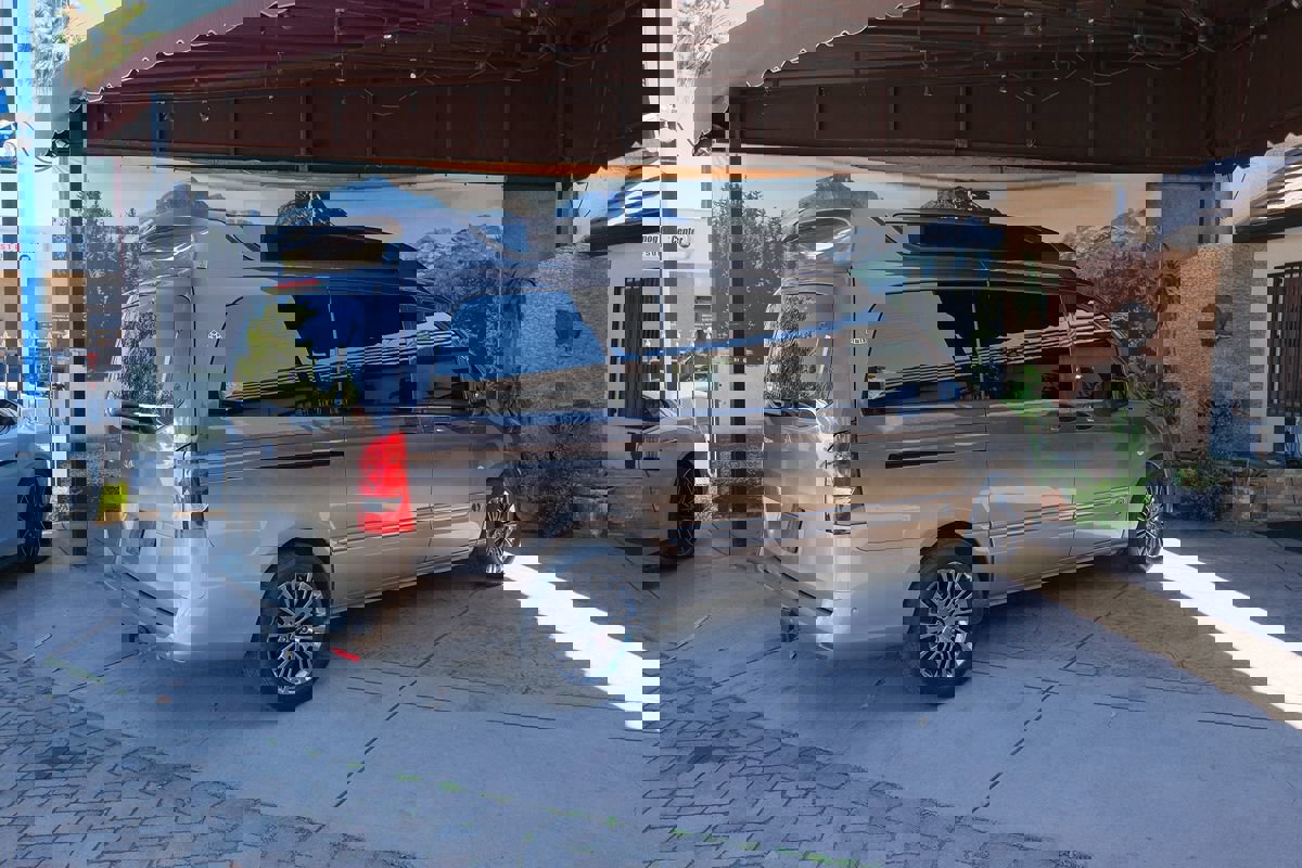 Used 2018 Mercedes-Benz Metris Passenger image 5