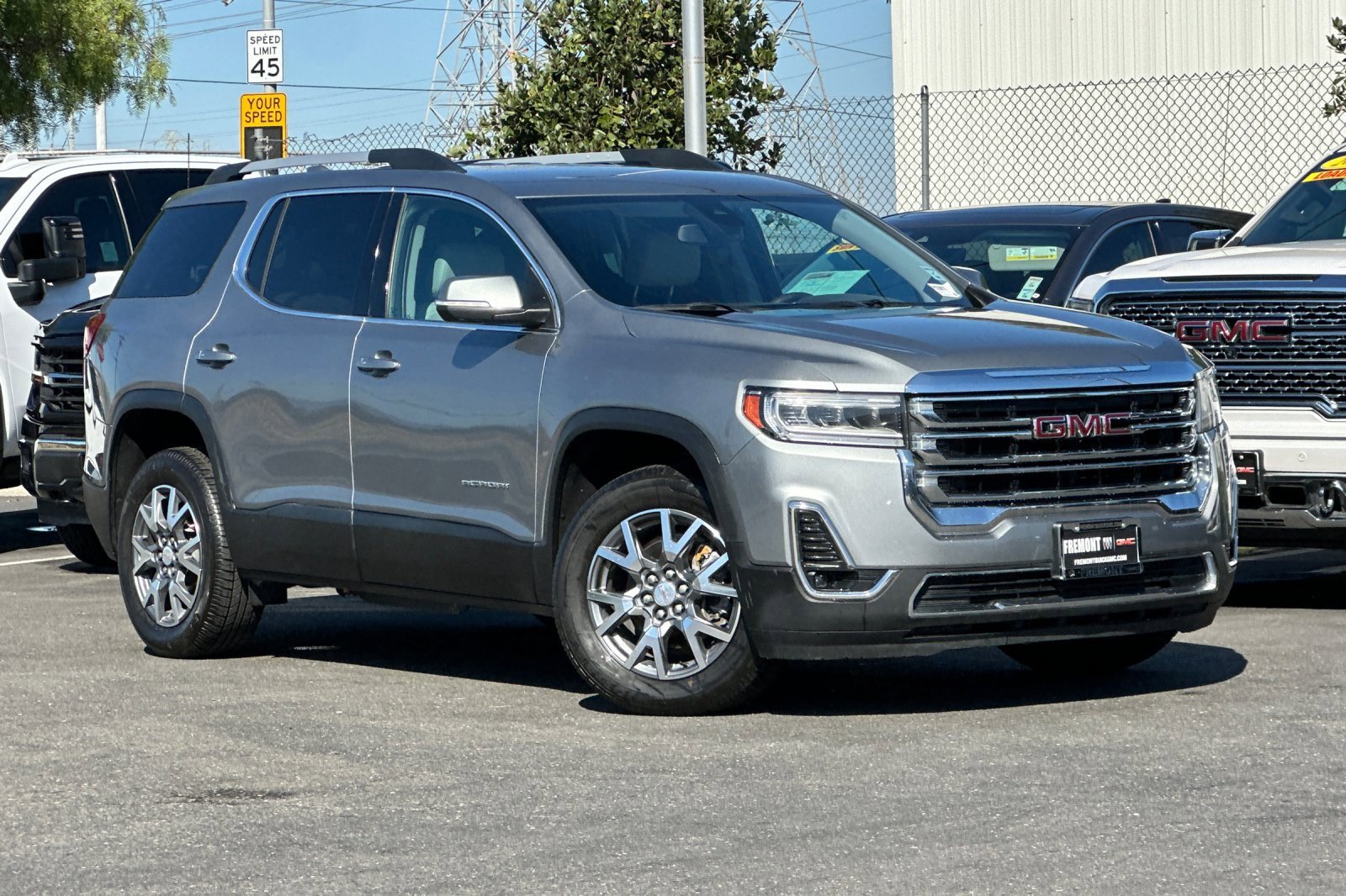 Used 2023 GMC Acadia SLT image 2