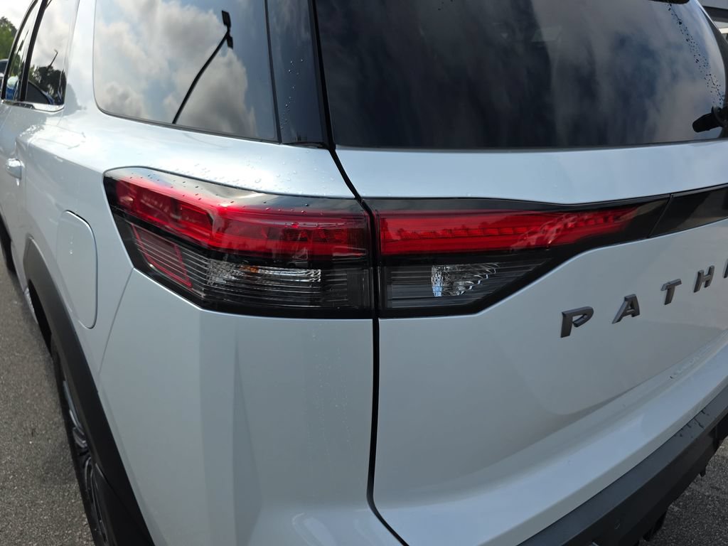 New 2026 Nissan Pathfinder Platinum FWD image 16