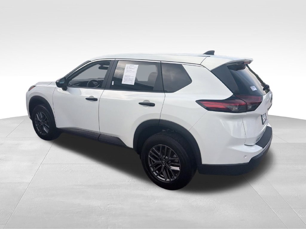 Used 2024 Nissan Rogue S FWD image 3