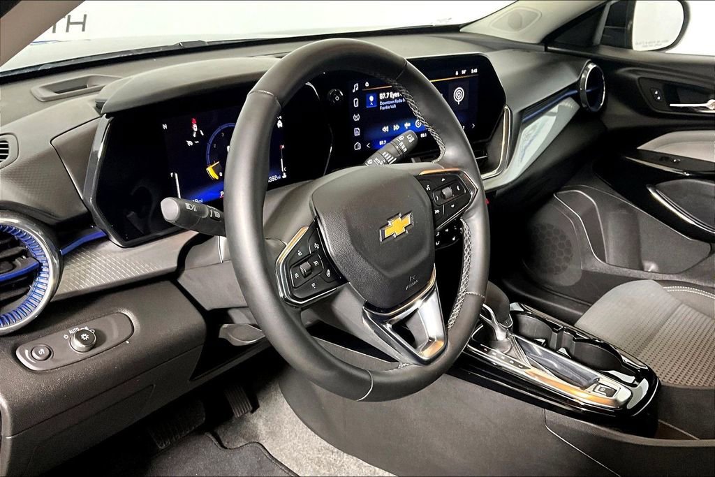 Used 2025 Chevrolet Trax LT w/ LT Convenience Package image 10