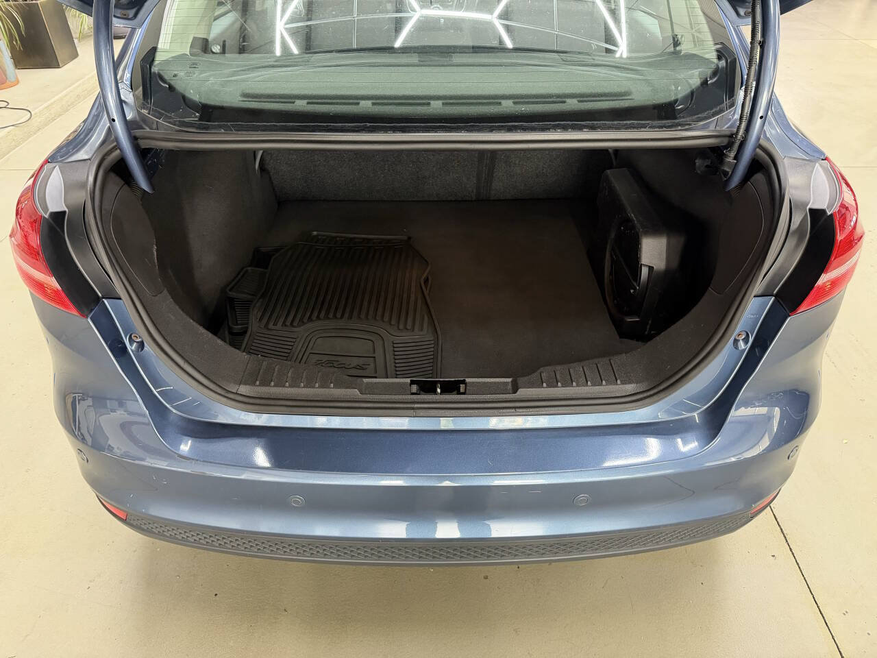 Used 2018 Ford Focus SEL w/ Cold Weather Package FWD image 9