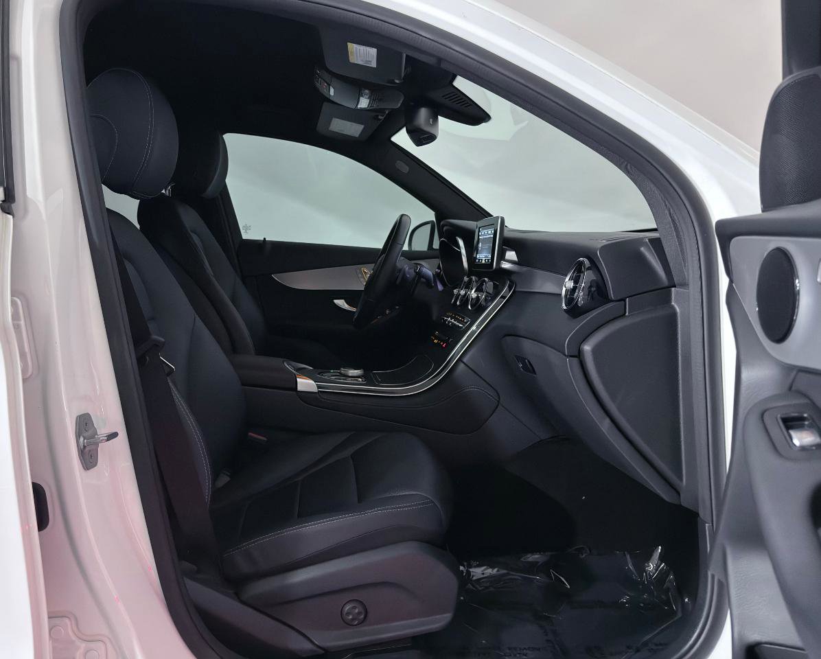 Used 2019 Mercedes-Benz GLC 300 4MATIC w/ Premium Package image 24