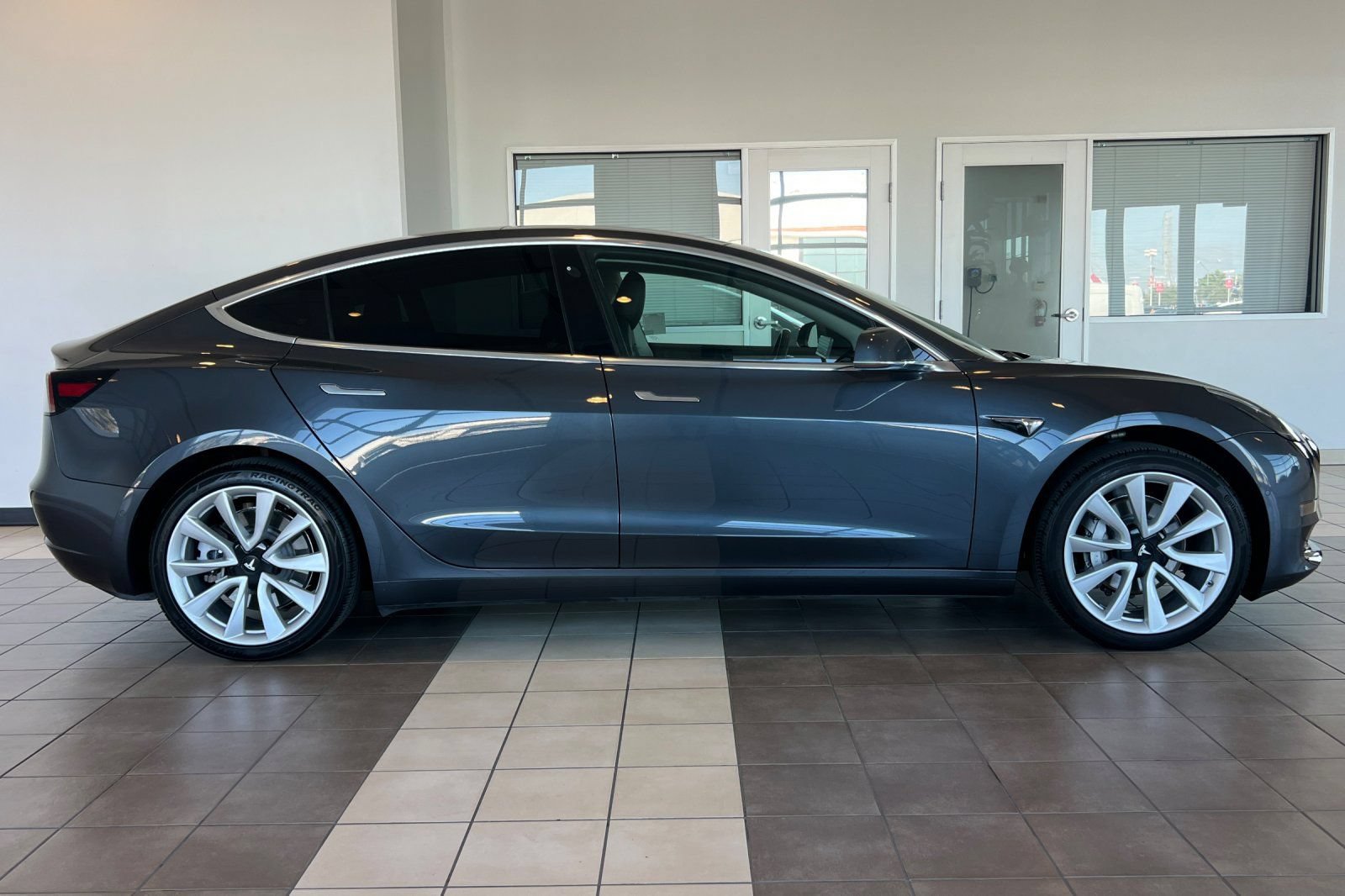 Used 2018 Tesla Model 3 Long Range RWD image 3