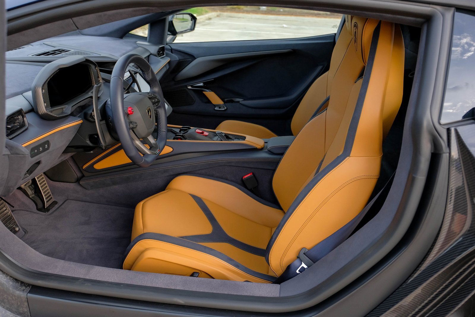 Used 2025 Lamborghini Revuelto image 4