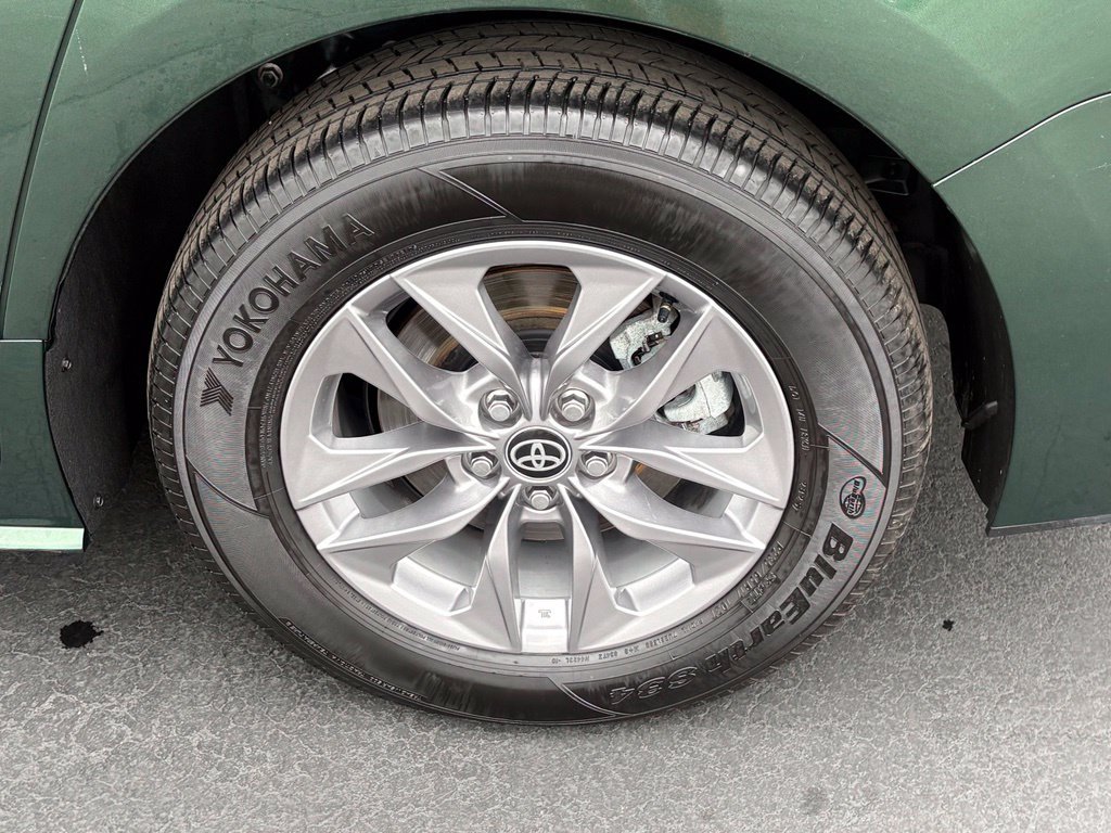 Used 2026 Toyota Sienna XLE FWD image 11