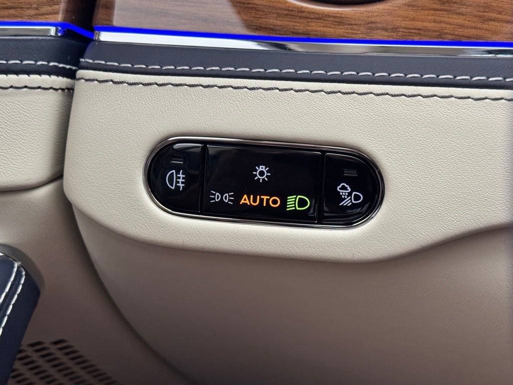 New 2026 Bentley Flying Spur Azure image 15