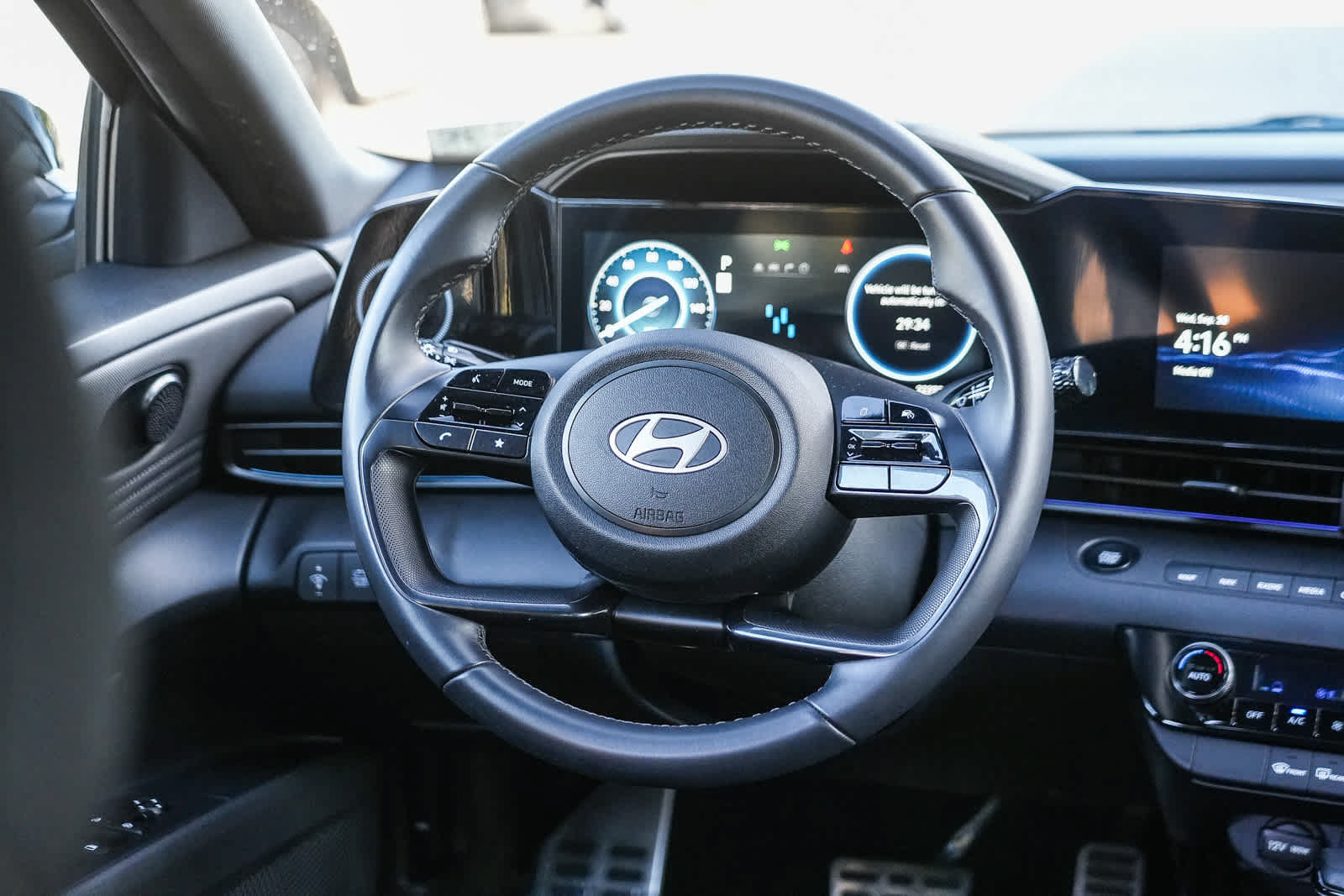 Used 2025 Hyundai Elantra SEL FWD image 15