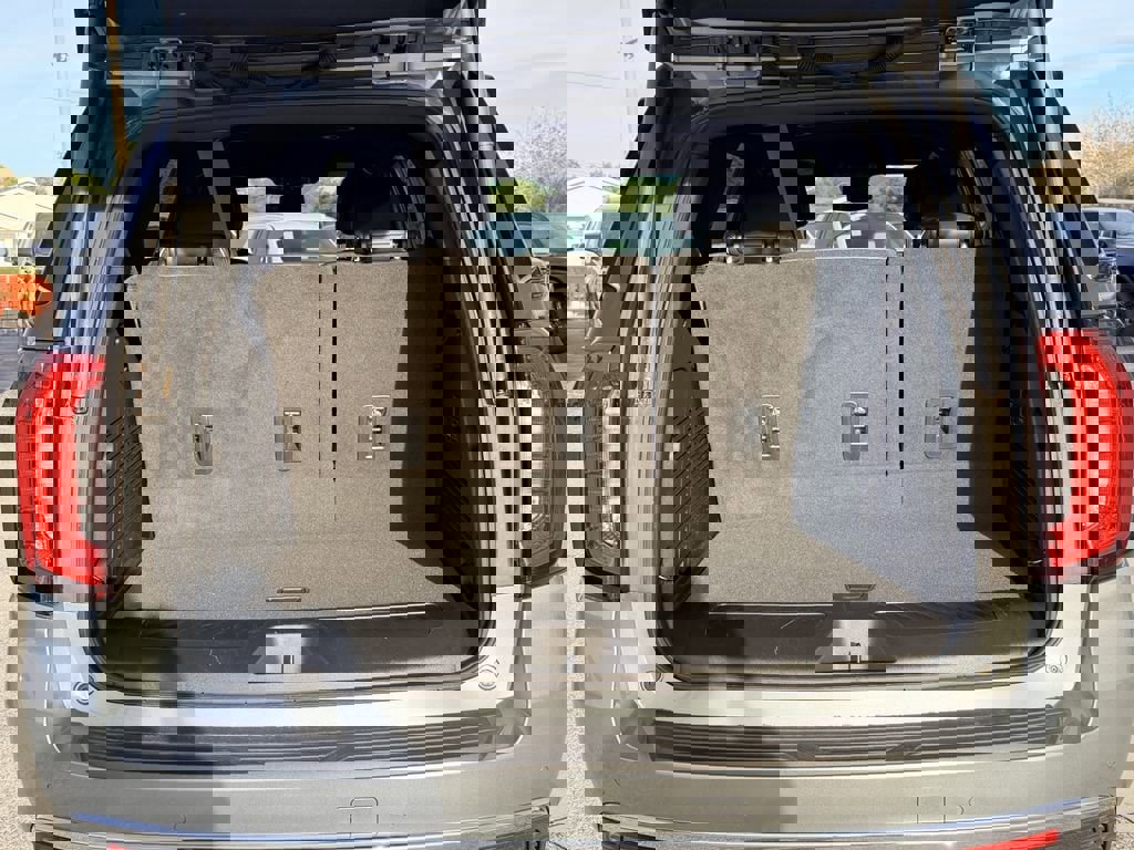 Used 2023 GMC Yukon SLT w/ SLT Luxury Package image 12