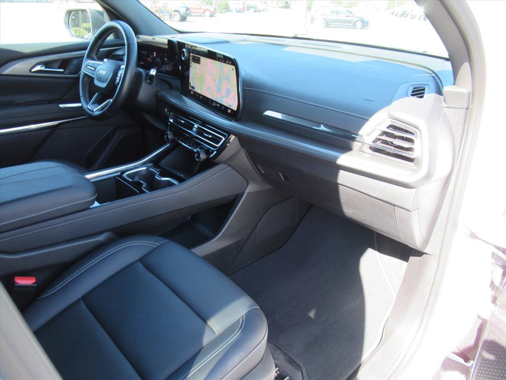 Used 2025 Chevrolet Traverse LT image 11