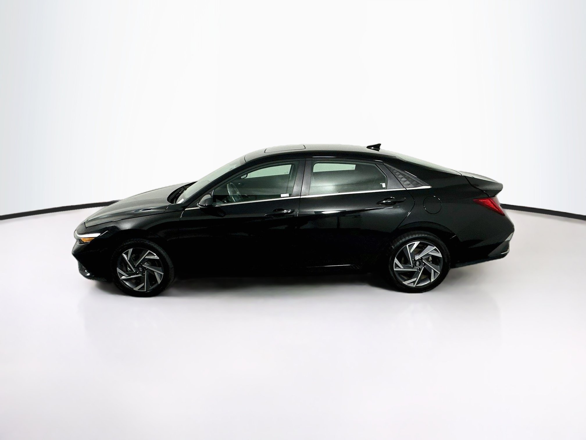 Used 2025 Hyundai Elantra SEL FWD image 4