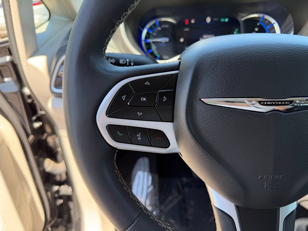 Used 2023 Chrysler Pacifica Touring-L FWD image 18