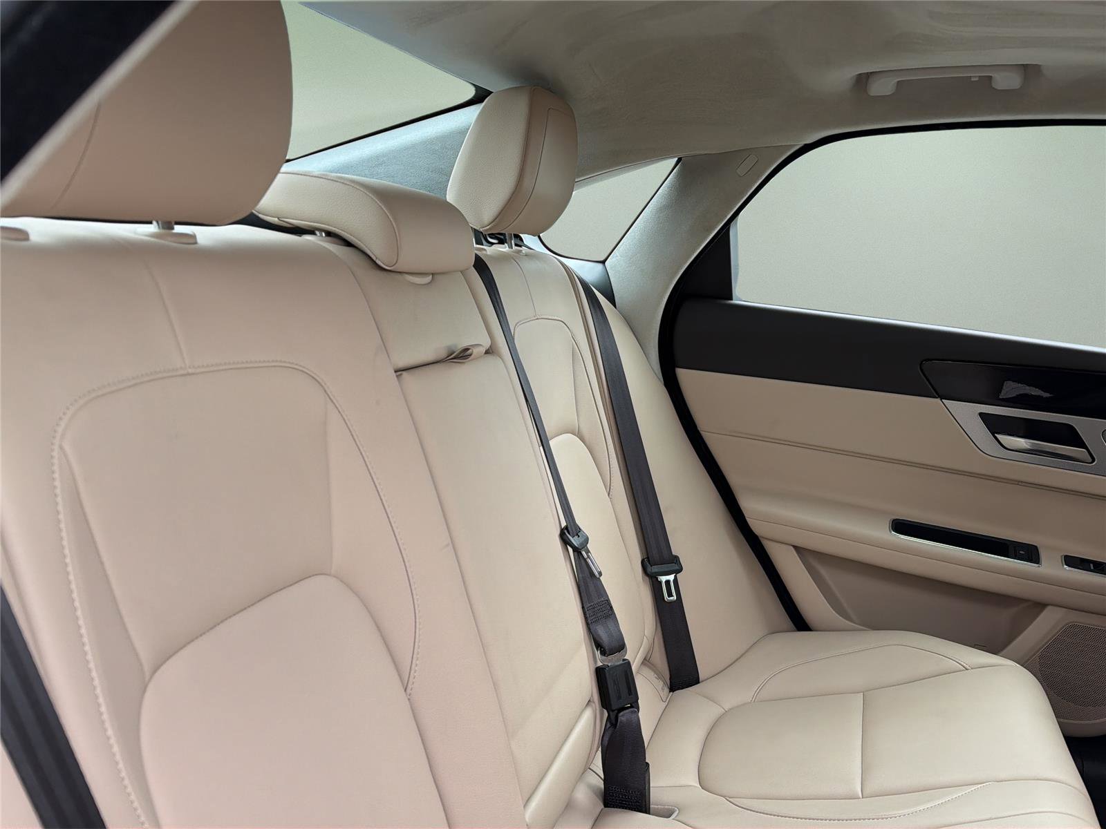 Used 2020 Jaguar XF Premium image 29