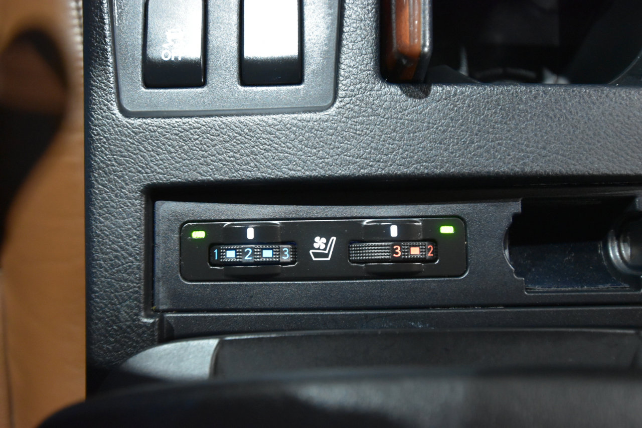 Used 2013 Lexus RX 450h AWD image 36