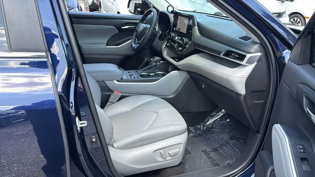 Used 2023 Toyota Highlander XLE FWD image 13