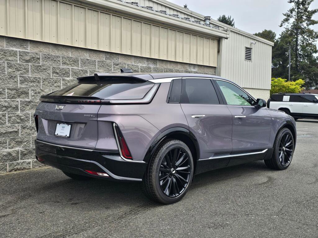 New 2026 Cadillac Lyriq Signature Luxury w/ LPO, Bronce Accent Package AWD/4WD image 8