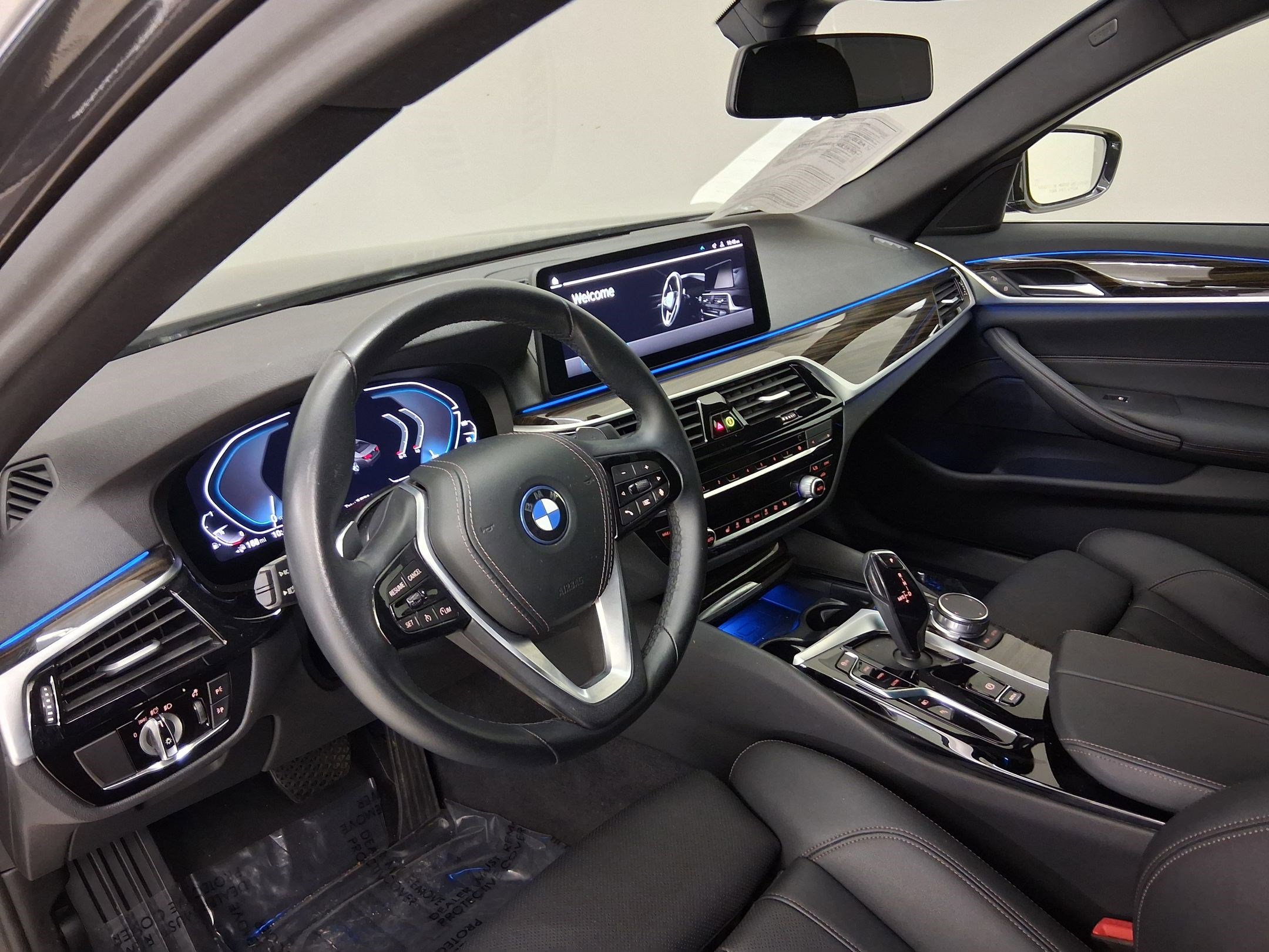 Used 2023 BMW 530e w/ Convenience Package RWD image 2
