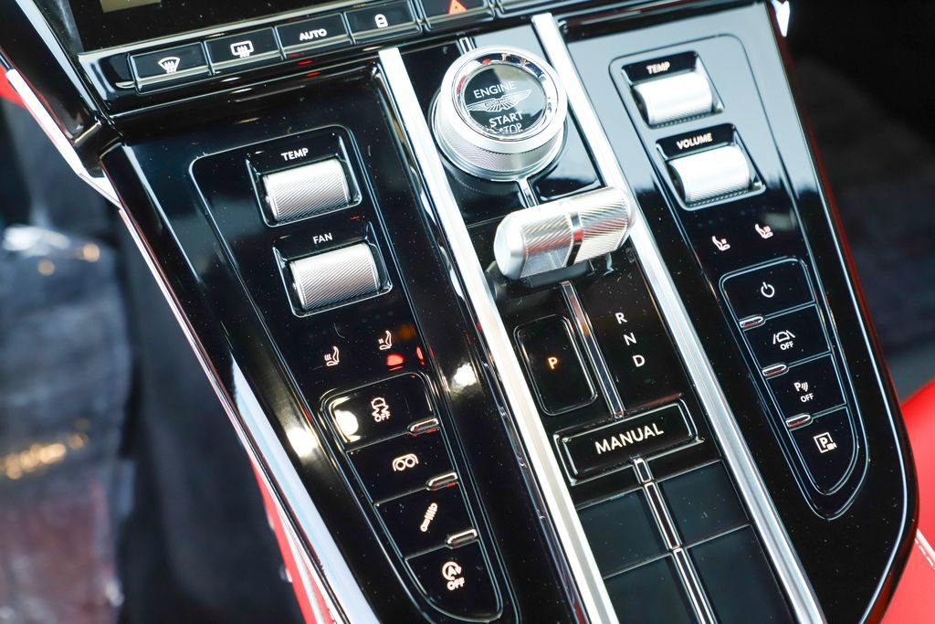 Used 2025 Aston Martin V8 Vantage Coupe image 24