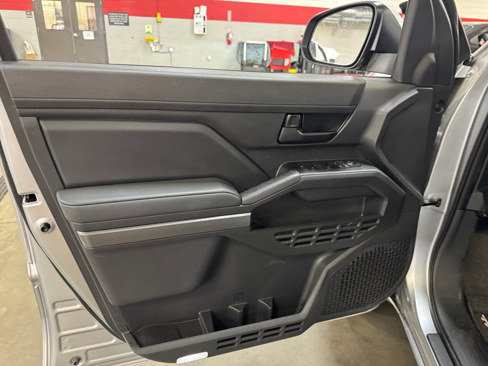 Certified 2025 Toyota Tacoma SR5 AWD/4WD image 13
