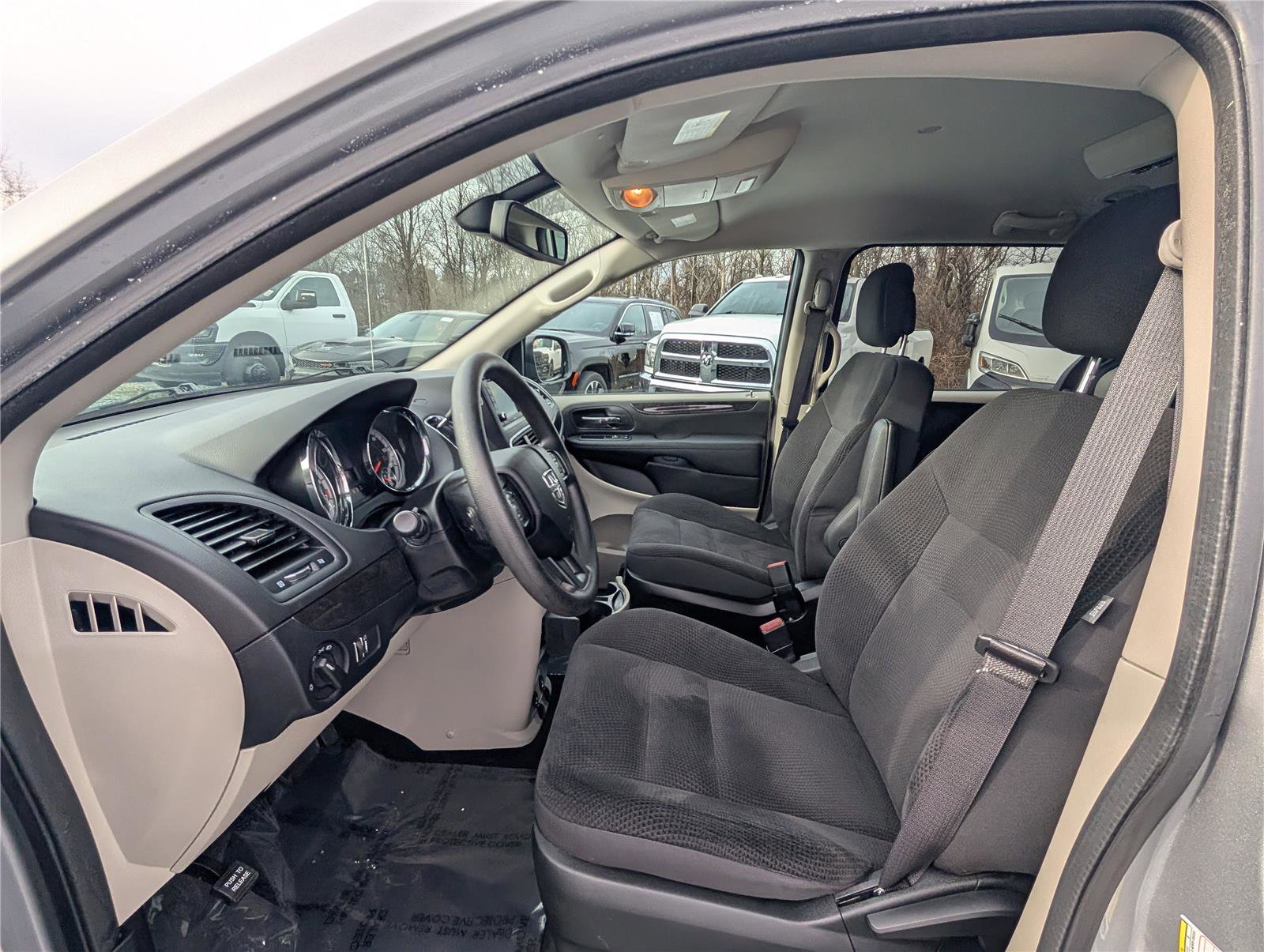 Used 2018 Dodge Grand Caravan SE w/ UConnect Hands-Free Group image 13