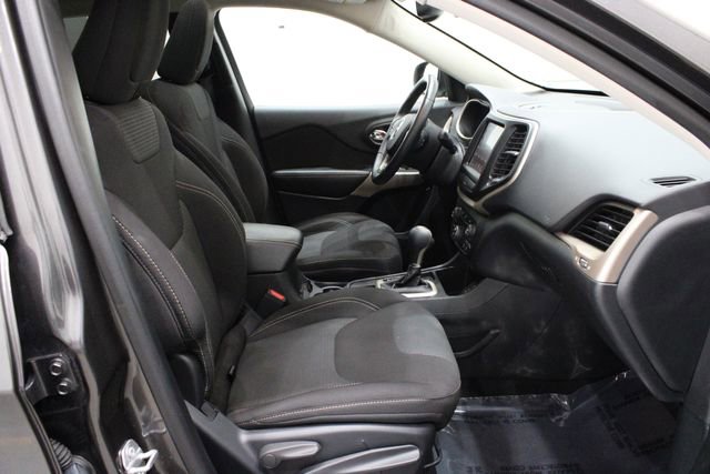 Used 2017 Jeep Cherokee Latitude w/ Comfort/Convenience Group image 16