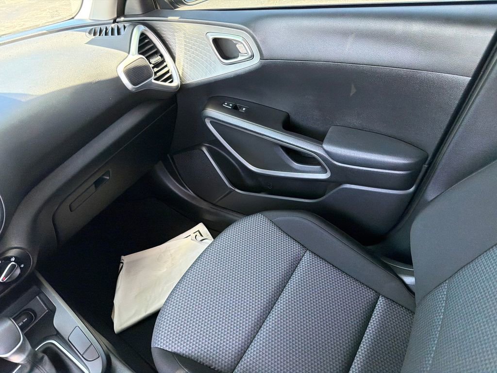 Used 2023 Kia Soul LX w/ LX Technology Package FWD image 16