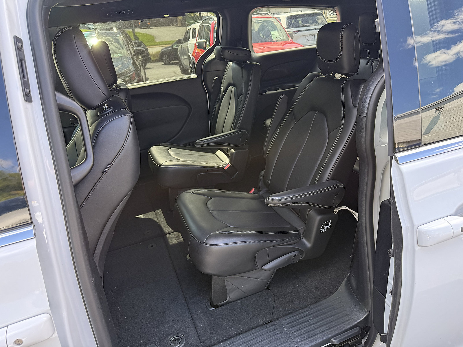 Certified 2026 Chrysler Pacifica Select FWD image 12