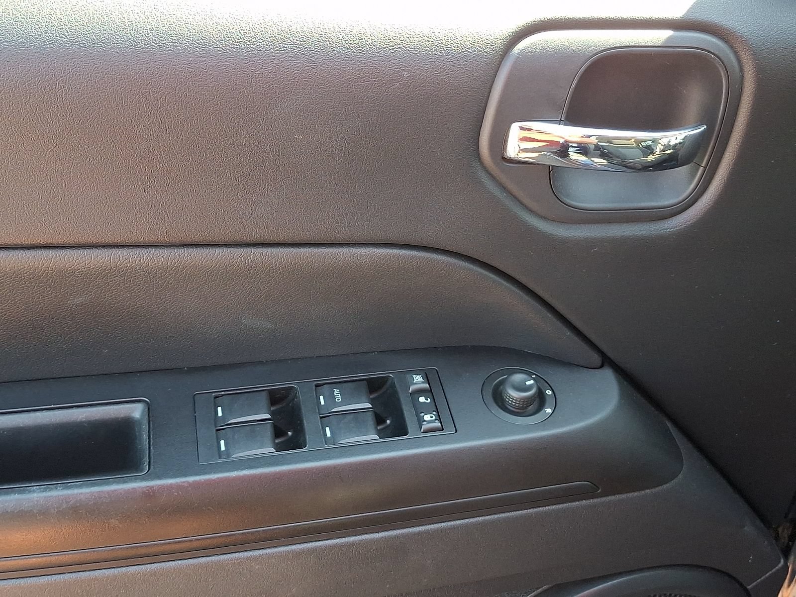 Used 2015 Jeep Patriot Latitude w/ Sun/Sound Group AWD/4WD image 13
