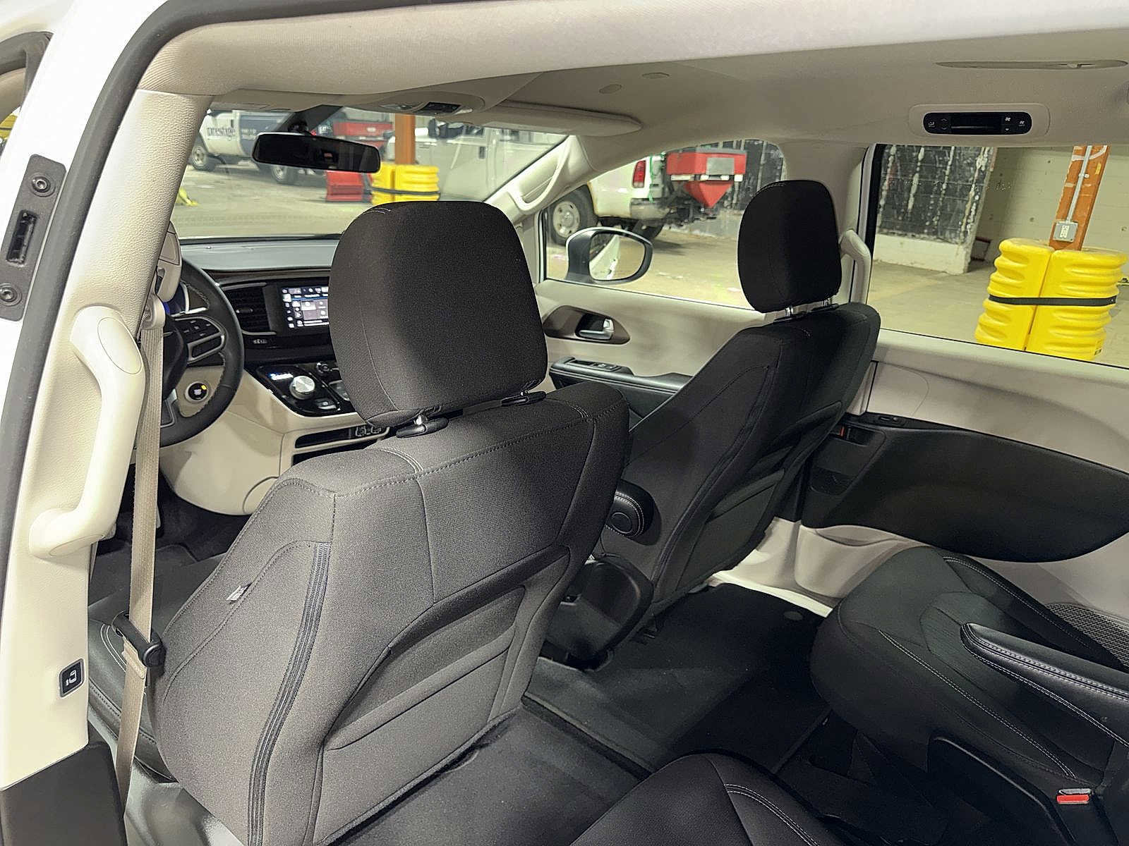 Used 2022 Chrysler Voyager LX image 27