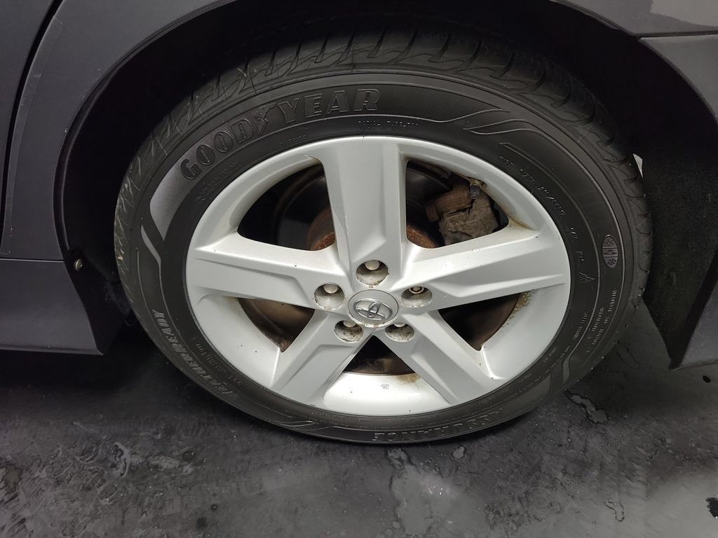 Used 2014 Toyota Camry SE w/ Moonroof Package FWD image 12