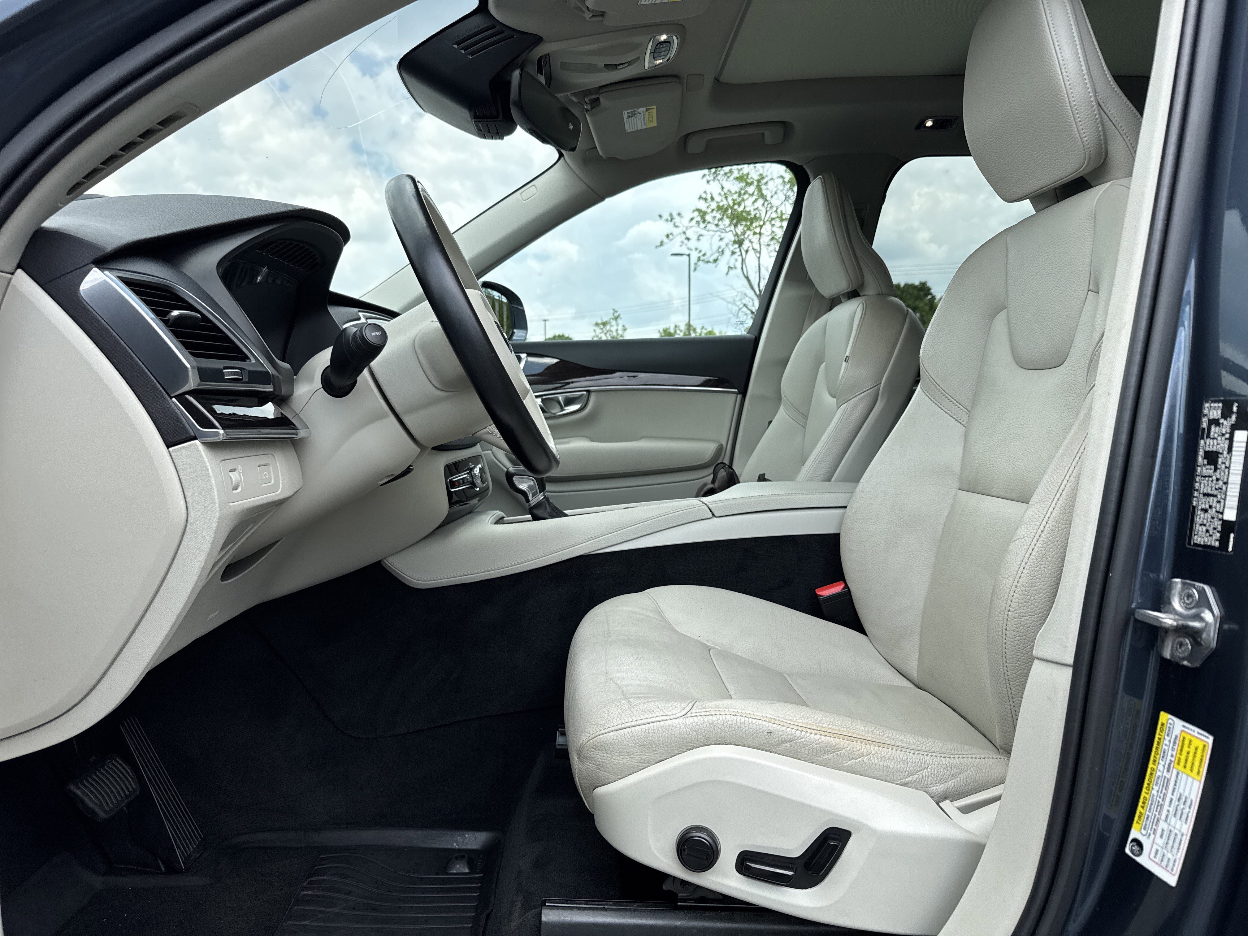 Used 2019 Volvo XC90 T6 Momentum w/ Advanced Package AWD/4WD image 16