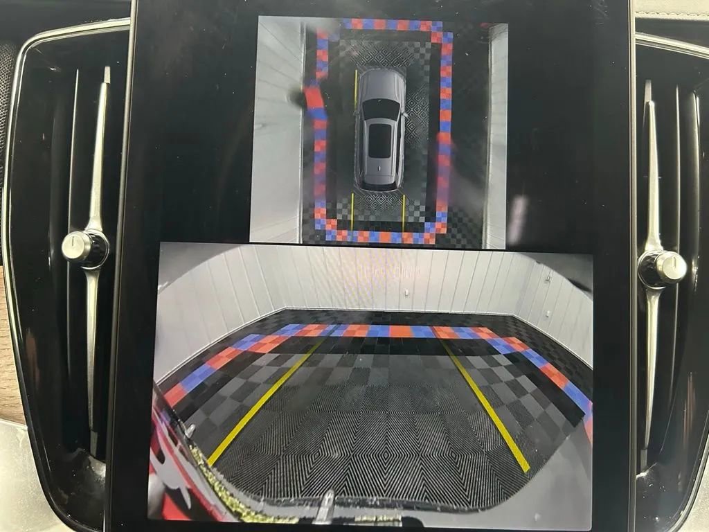 Used 2025 Volvo XC90 B6 Plus AWD/4WD image 15