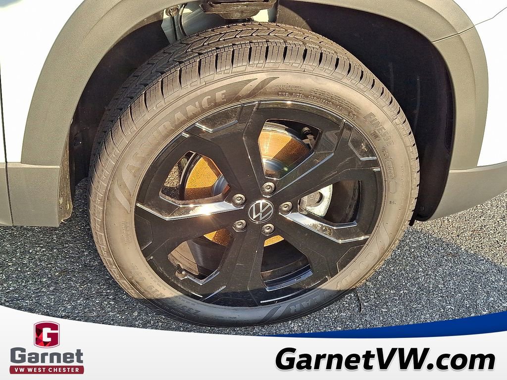 Certified 2025 Volkswagen Taos SE image 10