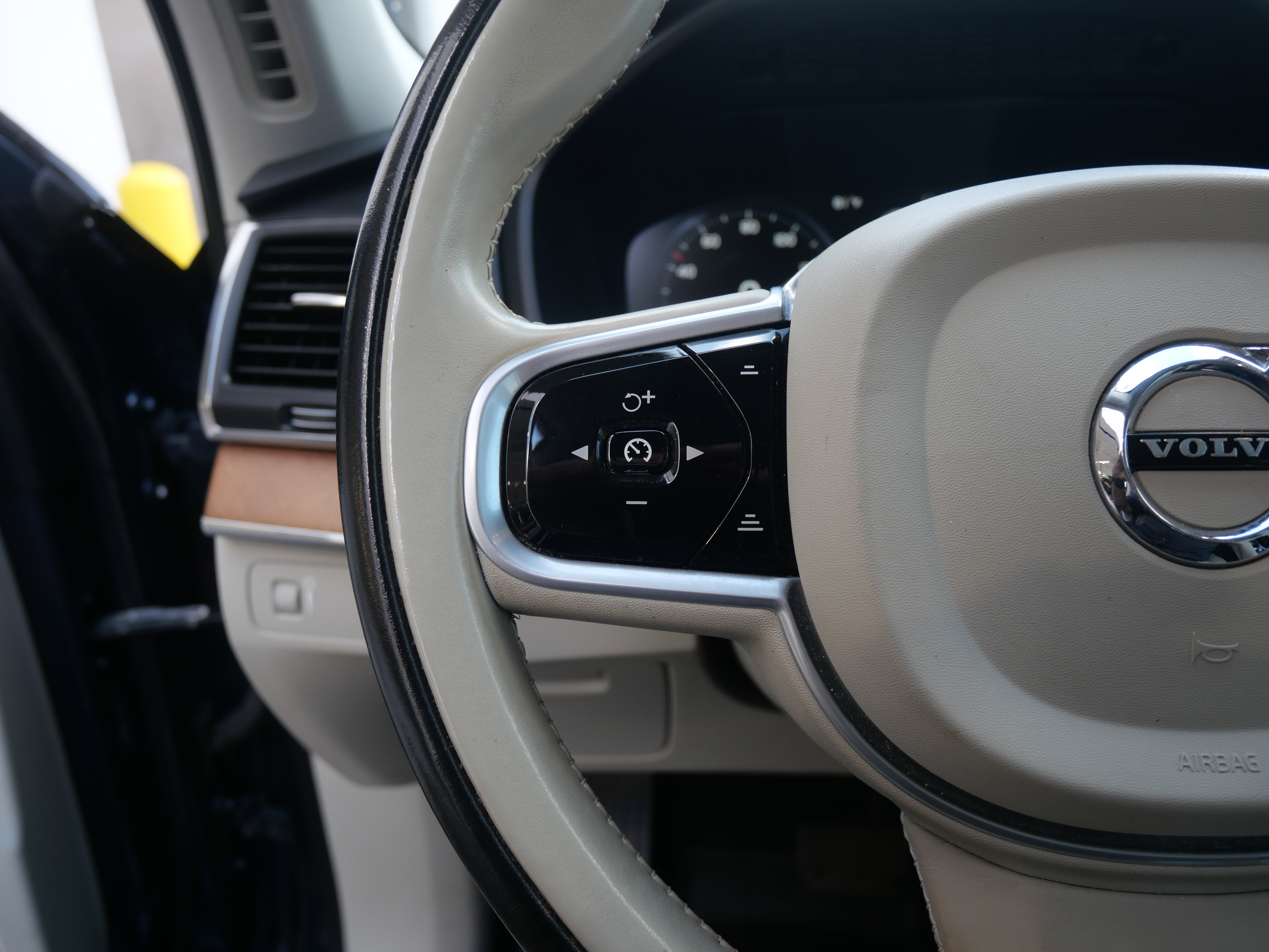 Used 2021 Volvo XC90 T6 Momentum image 24