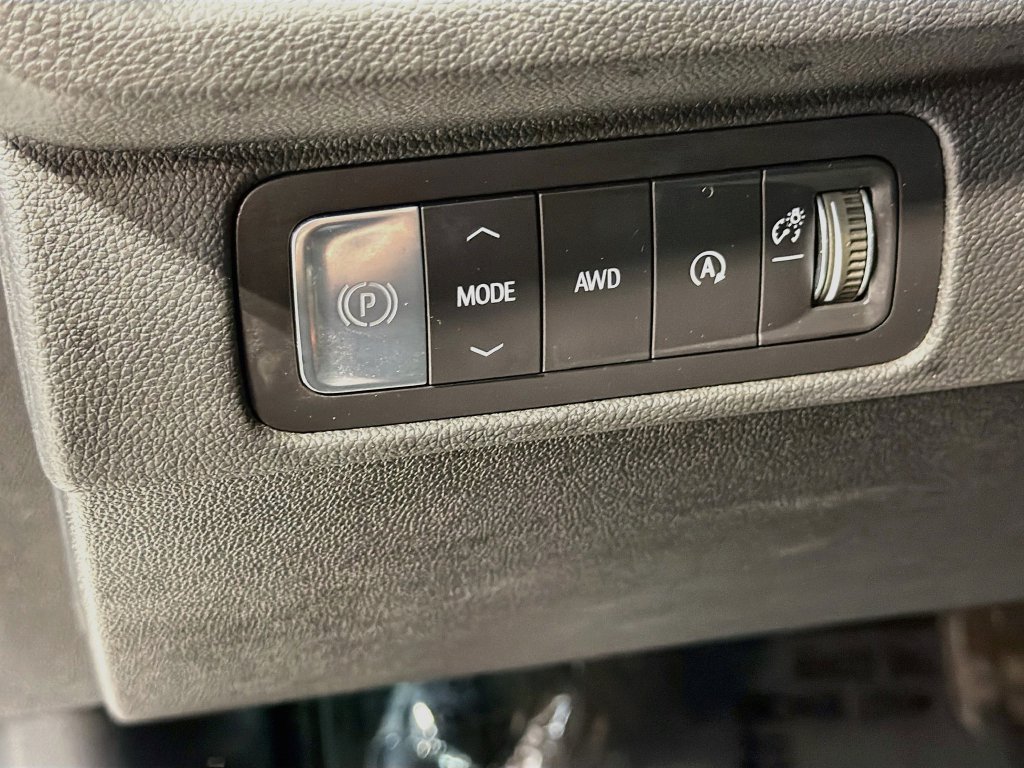 Used 2025 Chevrolet Traverse LT AWD/4WD image 12