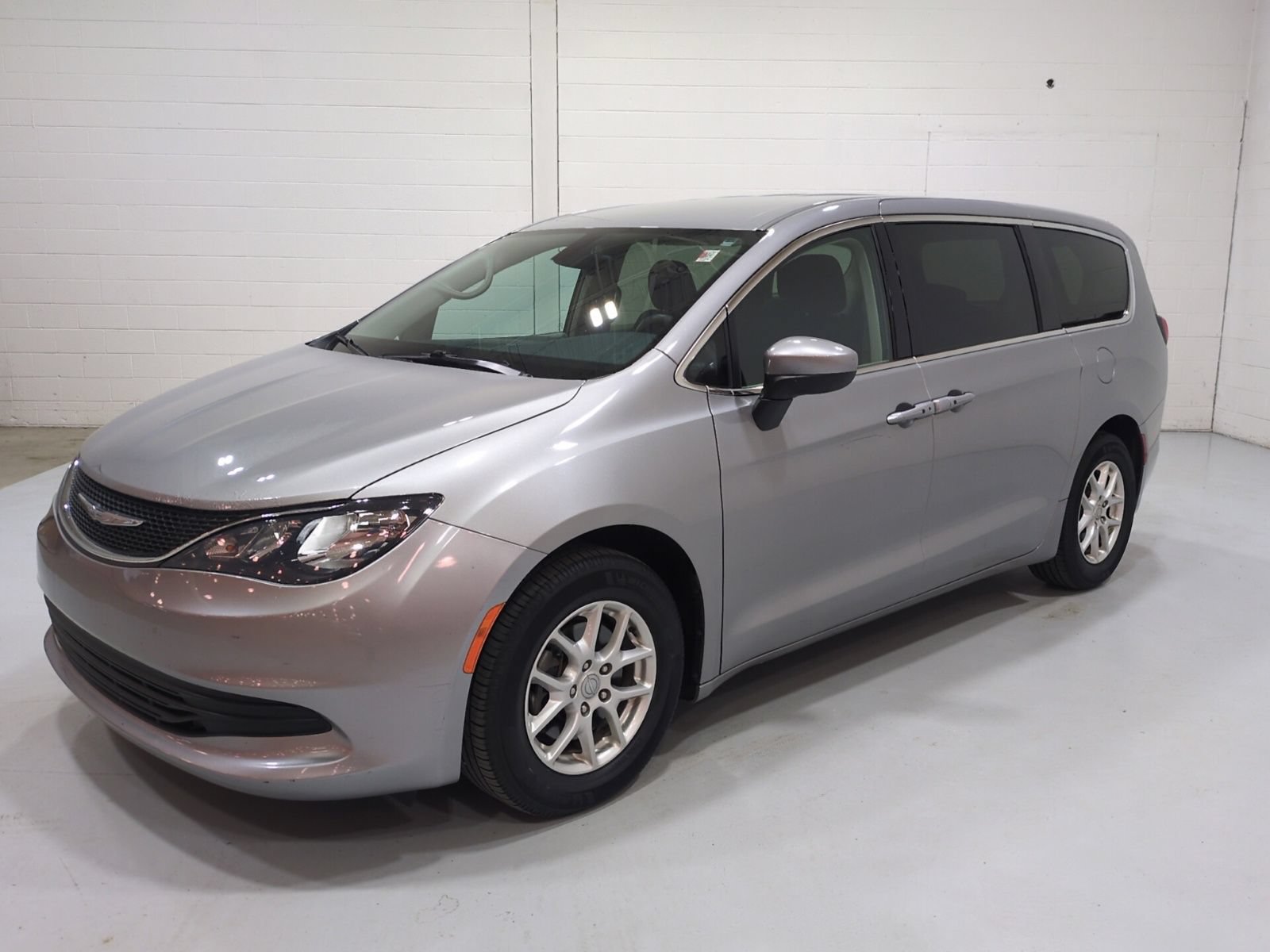 Used 2017 Chrysler Pacifica Touring FWD image 7
