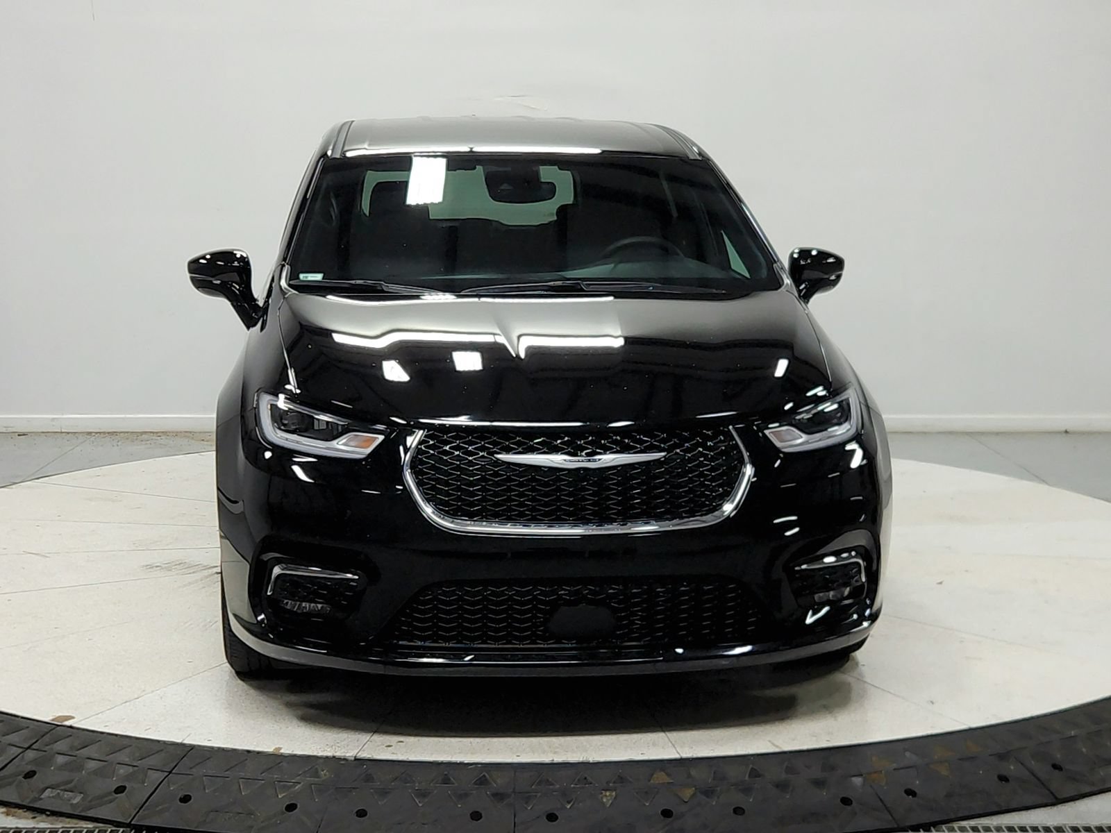 Used 2025 Chrysler Pacifica Select FWD image 3