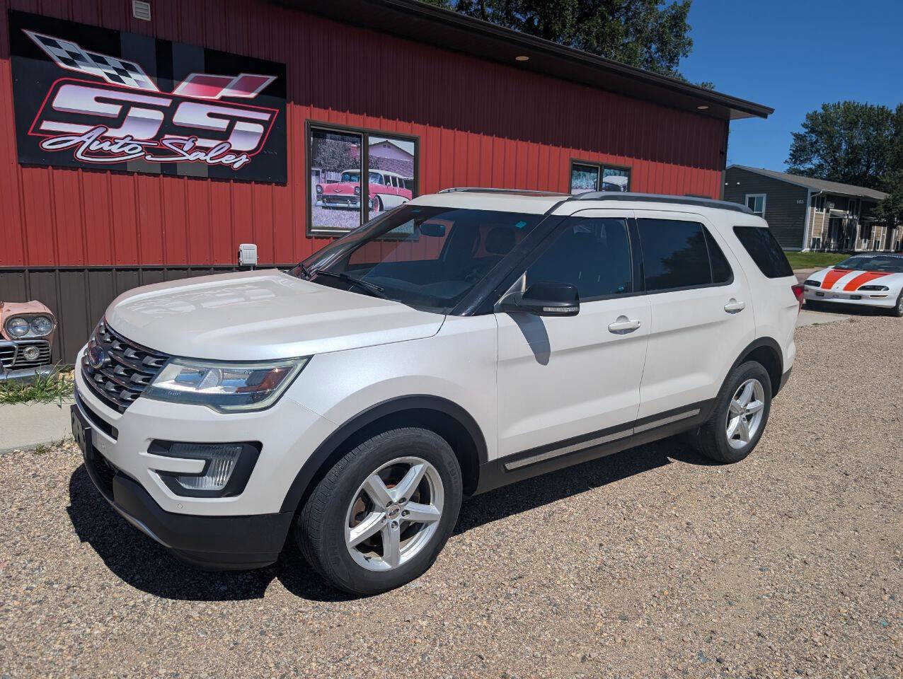 Used 2016 Ford Explorer XLT w/ Equipment Group 202A image 2
