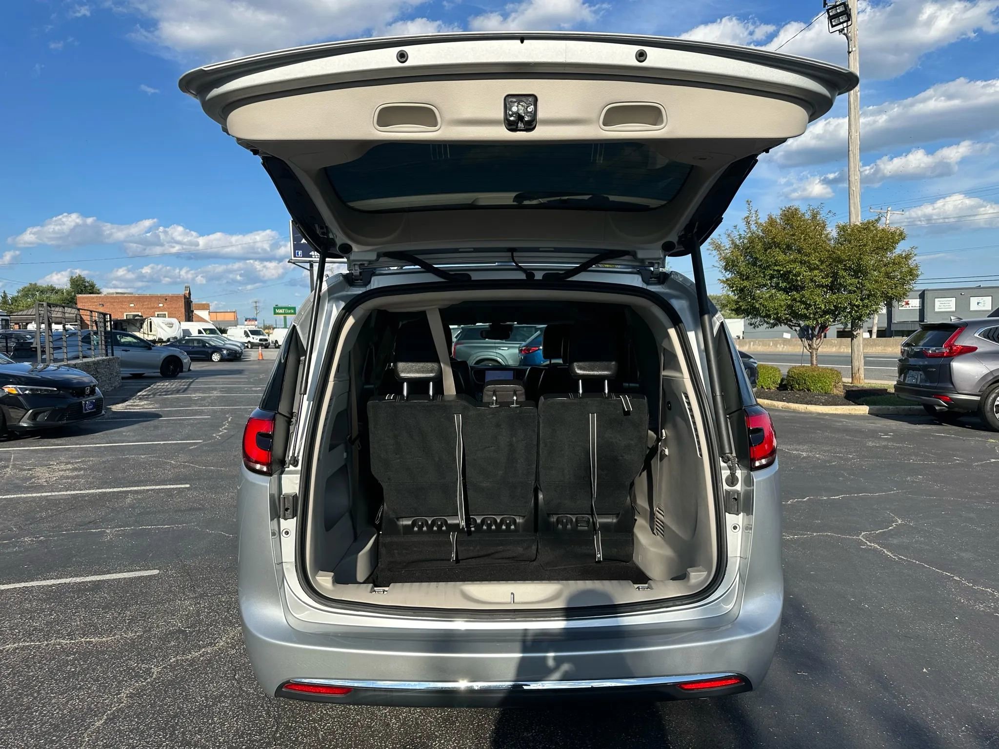 Used 2022 Chrysler Pacifica Touring-L image 7