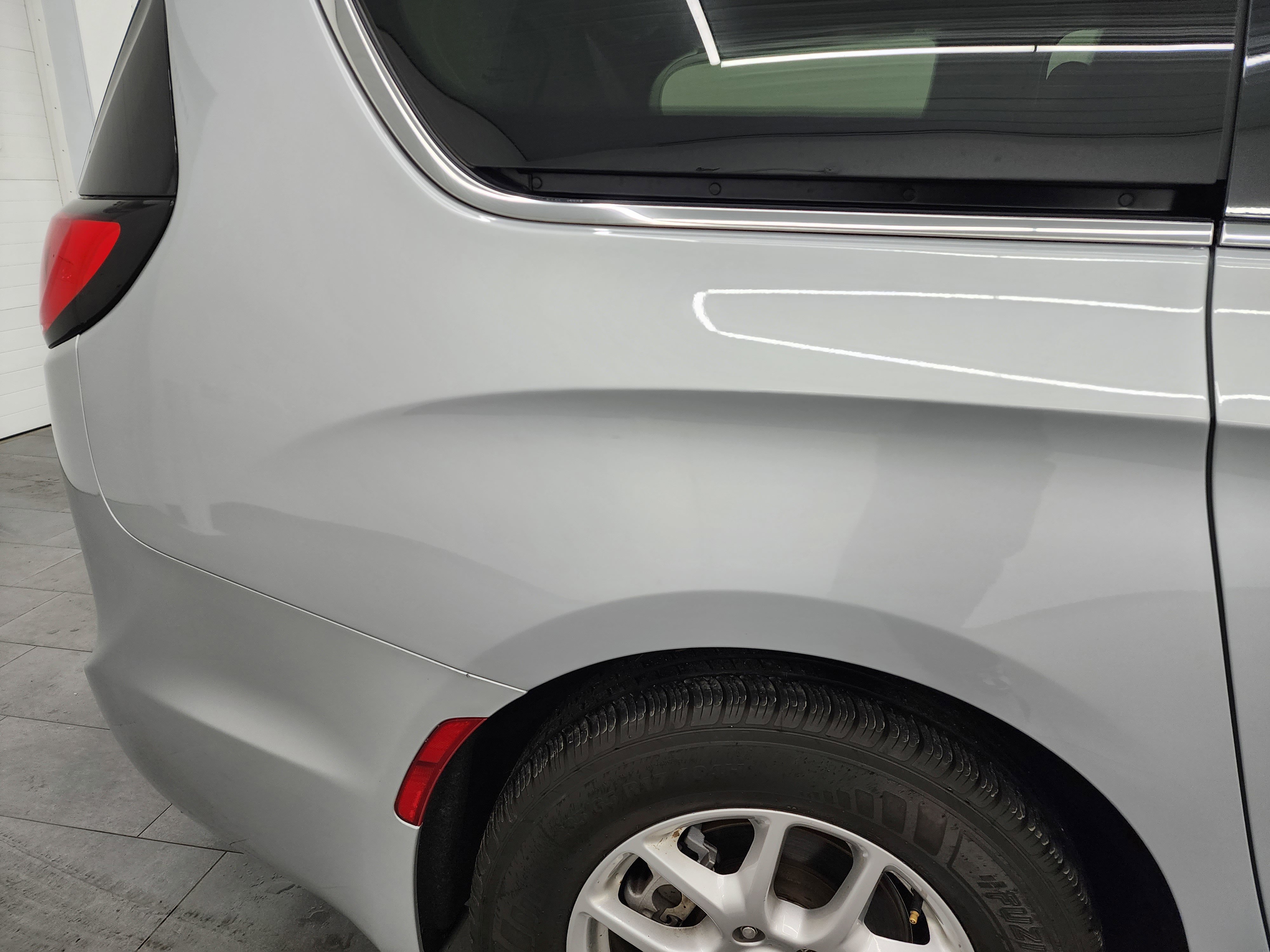 Used 2024 Chrysler Pacifica Touring-L image 24