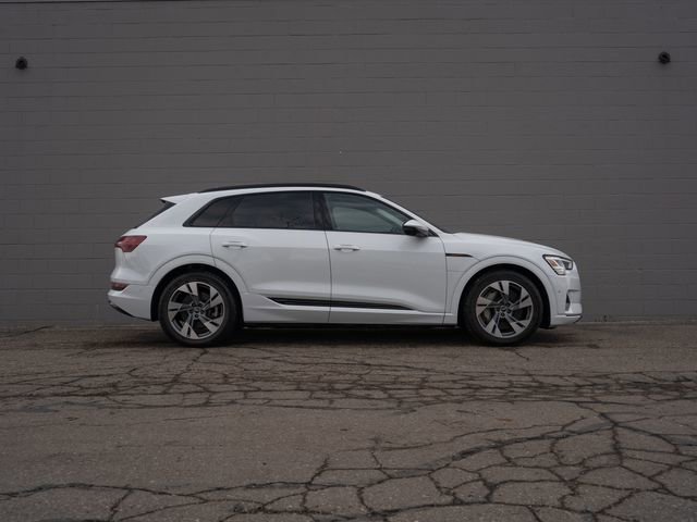Used 2022 Audi e-tron Premium w/ Convenience Plus Package image 8