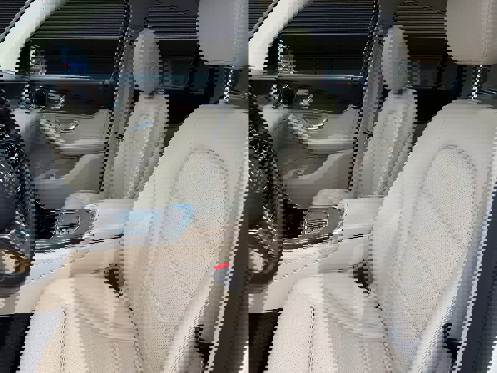 Used 2021 Mercedes-Benz GLC 300 4MATIC image 2