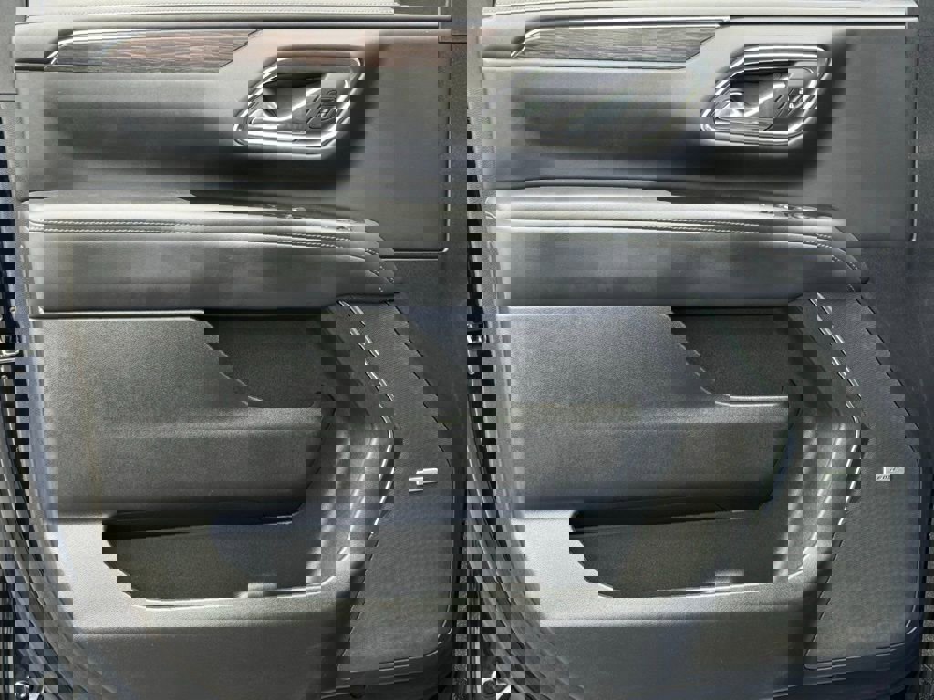 Used 2023 Chevrolet Suburban LT w/ Luxury Package AWD/4WD image 17